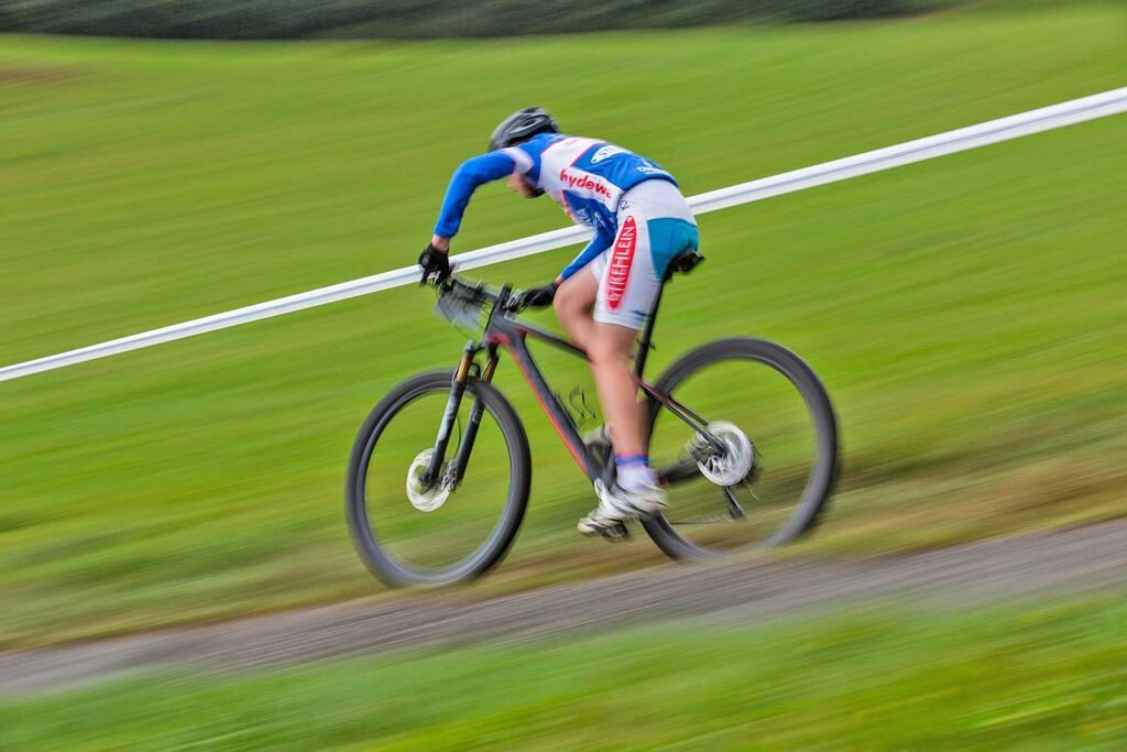 Treinamento Físico de Ciclismo - ciclista pedalando na natureza