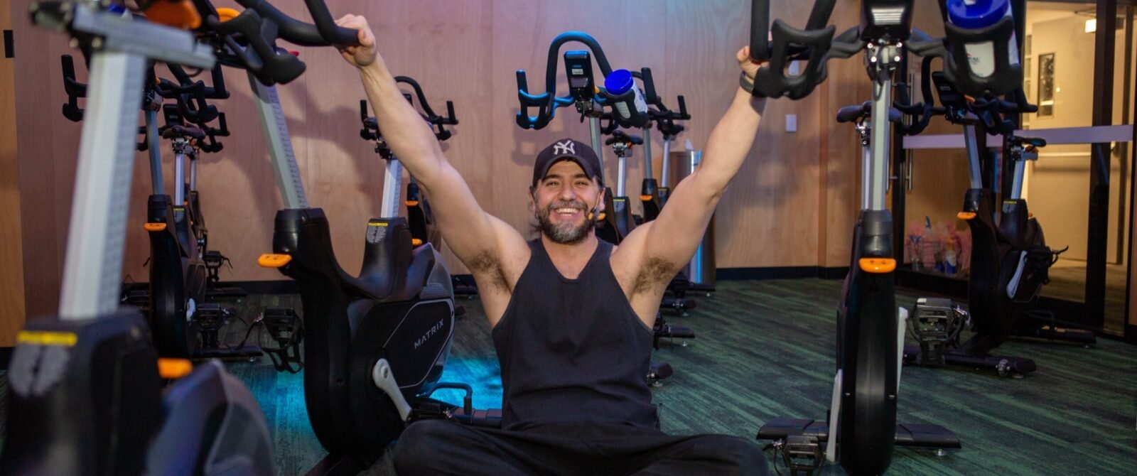 Pablo galletto de braços abertos sentado de pernas cruzadas na academia