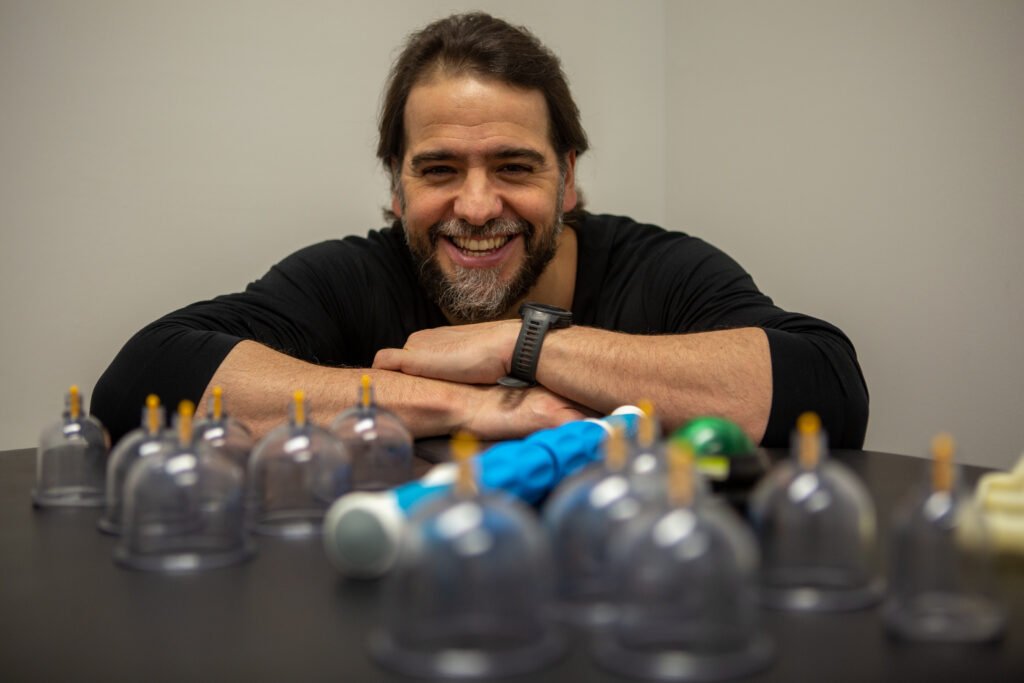 Pablo Galletto com braços apoiados numa mesa, sorrindo